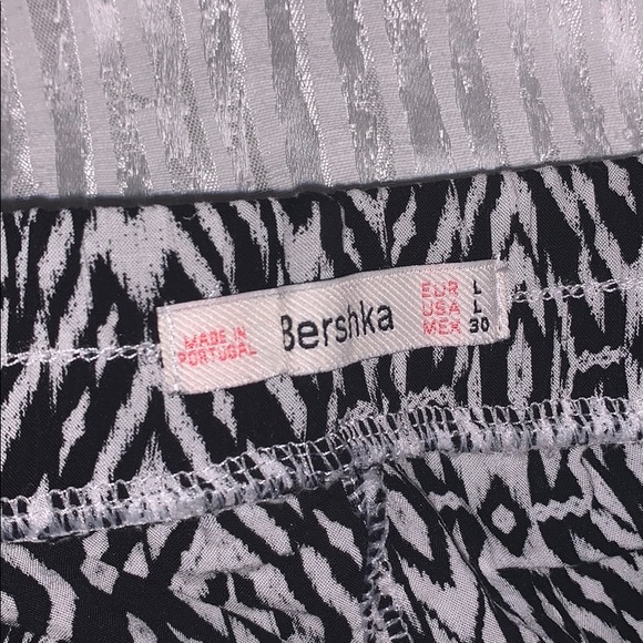 Patterned flowy shorts - Picture 3 of 3